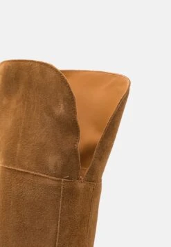 See By Chloé Bonni - Botas Mosqueteras - Tan -Boots & Style 3f3266711a444347a2dea54949ba4e35